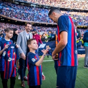 Emotiva acción de solidaridad y compromiso social de los jugadores blaugranas en el Estadi durante el derbi FC Barcelona-RCD Espanyol