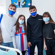 Los jugadores del primer equipo vuelven a visitar a los niños y niñas hospitalizados en Navidades