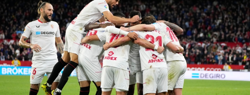 El Sevilla FC celebra el gol de Acuña ante el Getafe CF
