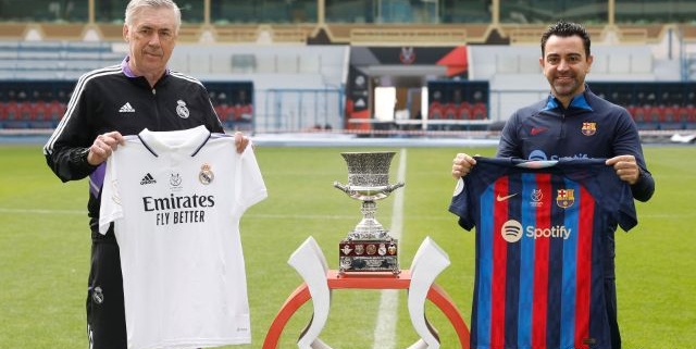 Ancelotti y Xavi posaron con la Supercopa de España