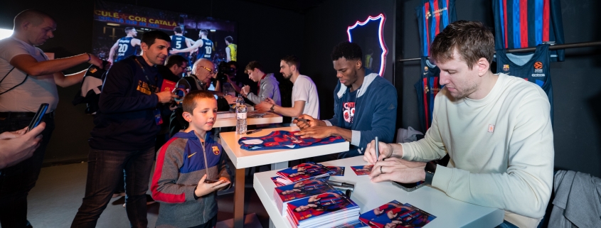Firmando autógrafos tras el Barça - Breogán