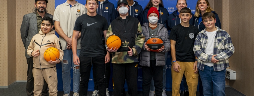 Los niños inscritos en el Hospital Vall d'Hebron reciben la visita de miembros del equipo de baloncesto del Barça