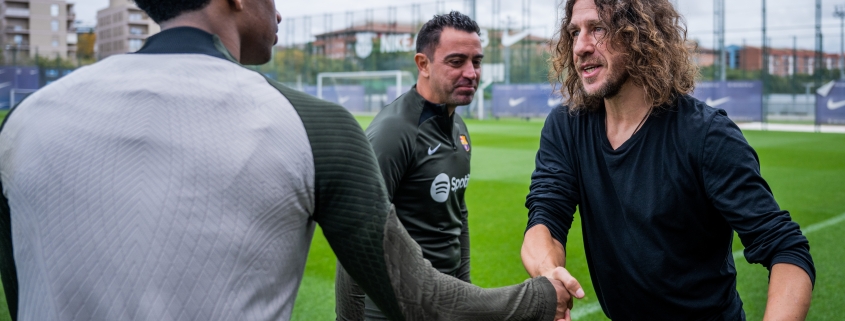 Carles Puyol visita el entrenamiento