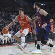 Frenados en El Roig Arena (93-81) Etiqueta de reloj de Baloncesto.Aria. CLOCK HACE 51 min