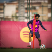 El entrenamiento de la etiqueta.Aria.Barcelonabadge lleva a los jugadores del Barça que no están en servicio internacional con los jugadores lesionados que aprovechan la oportunidad para trabajar en la etiqueta del primer equipo de las recuperaciones.