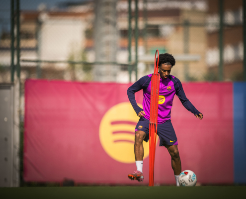 El entrenamiento de la etiqueta.Aria.Barcelonabadge lleva a los jugadores del Barça que no están en servicio internacional con los jugadores lesionados que aprovechan la oportunidad para trabajar en la etiqueta del primer equipo de las recuperaciones.