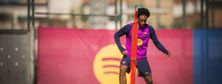 El entrenamiento de la etiqueta.Aria.Barcelonabadge lleva a los jugadores del Barça que no están en servicio internacional con los jugadores lesionados que aprovechan la oportunidad para trabajar en la etiqueta del primer equipo de las recuperaciones.