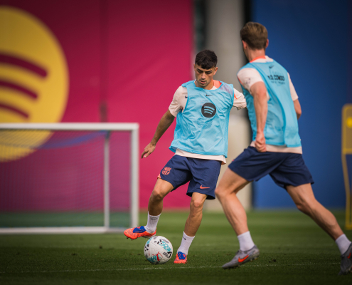 El equipo de la etiqueta.Aria.Barcelonabadge para el viaje a la película de Sevilla Hansi nombra a sus jugadores para el viaje fuera del domingo al Ramón Sánchez-Pizjuán en la etiqueta del primer equipo de La Liga.