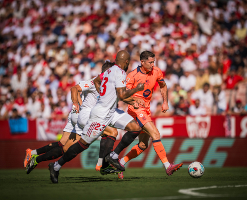 Label.Aria.Barcelonabadge Sevilla 4-1 Barça: la primera derrota de la liga récord invicto y el primer puesto perdió en un día para olvidarse en la etiqueta del primer equipo de la capital andalusiana.