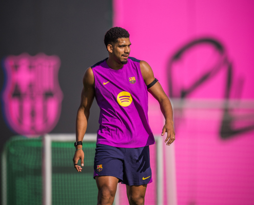 label.aria.barcelonabadge Araujo motivado para el Clásico El uruguayo sabe muy bien el reto que le espera en el Santiago Bernabéu y que la mejor manera de ganar es saliendo a disfrutarlo Primer Equipo label.aria.clock Hace 50 min