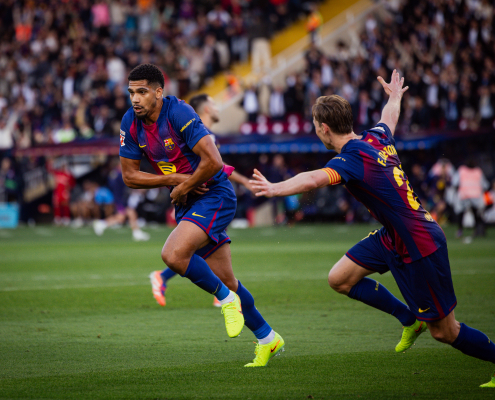 label.aria.barcelonabadge Barça - Girona 2-1: Araujo al rescate El gol del uruguayo en el tiempo de descuento asegura la victoria en un apasionante derbi en el Estadi Olimpic El primer equipo label.aria.clock hace 18 min