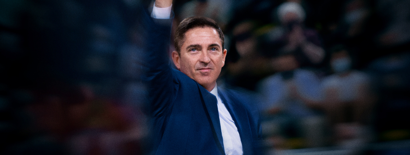 Xavi Pascual mira el reloj de Casa Baloncesto label.aria.clock Hace 21 Min