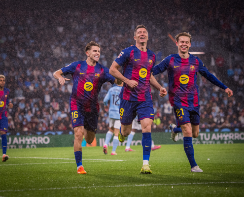 label.aria.barcelonabadge Celta - Barça 2-4: Más cerca de la cima Un hat-trick de Lewandowski y un gol de Lamine Yamal dan la victoria en un campo tradicionalmente complicado y se sitúan a tres puntos del líder de la liga Primer equipo del Real Madrid label.aria.clock Hace 38 min