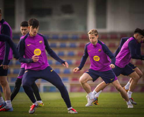 label.aria.barcelonabadge Sesión de recuperación con Frenkie de Jong presenta el entrenamiento del equipo de Hansi Flick en la Ciutat Esportiva tras la victoria ante el Alavés en Spotify Camp Nou Primer equipo label.aria.clock Hace 44 Mins