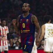 Ofrecido por la asistencia Victoria en Mayúsculas (79-89) Baloncesto reloj label.aria.clock Hace 58 Min