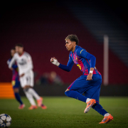 FC. Barcelona: label.aria.barcelonabadge Lamine Yamal establece otro récord El extremo label.aria.barcelonabadge Lamine Yamal establece otro récord El extremo del Barça ya es el que más goles aporta en la historia de la Liga de Campeones entre jugadores de 18 años o menos Primer equipo label.aria.clock Hace 4 horas