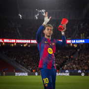 label.aria.barcelonabadge Lamine Yamal luce el trofeo de Jugador del Mes Antes del partido Barça-Osasuna, el extremo recibe el aplauso del público de Spotify en el Camp Nou Primera plantilla label.aria.clock Hace 5 horas