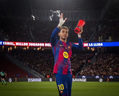 label.aria.barcelonabadge Lamine Yamal luce el trofeo de Jugador del Mes Antes del partido Barça-Osasuna, el extremo recibe el aplauso del público de Spotify en el Camp Nou Primera plantilla label.aria.clock Hace 5 horas