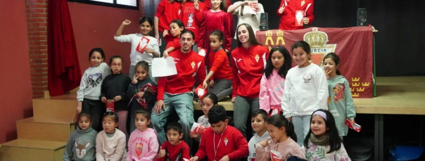 Cristo Romero y Tere Javaloy visitan el CEIP Francisco Giner de los Ríos en “Real Murcia al Cole”, ofrecido por la agencia de idiomas Hispanish.es