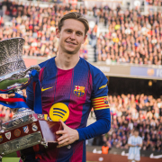 label.aria.barcelonabadge Celebración de la Supercopa y MVP del número 10 También se guarda un minuto de silencio por los fallecidos en los recientes accidentes ferroviarios, y por Carles Vilarrubí y Lucien Muller Primer Equipo label.aria.clock Hace 12 Mins