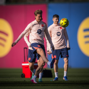 FC. Barcelona: label.aria.barcelonabadge La plantilla para el Elche-Barça Hansi Flick label.aria.barcelonabadge La plantilla para el Elche-Barça Hansi Flick convoca a 21 jugadores con Frenkie de Jong de vuelta tras sanción a mitad de semana en el primer equipo de la Champions label.aria.clock Hace 18 min