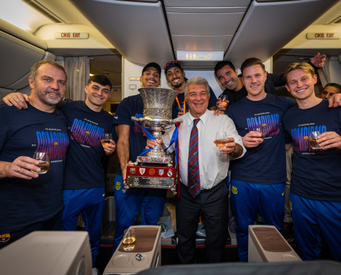 label.aria.barcelonabadge Los campeones de la Supercopa vuelven a Barcelona La fiesta blaugrana, encabezada por el presidente Joan Laporta, aterrizará este lunes tras regresar de Yeda con el trofeo a cuestas Primer equipo label.aria.clock Hace 43 Mins