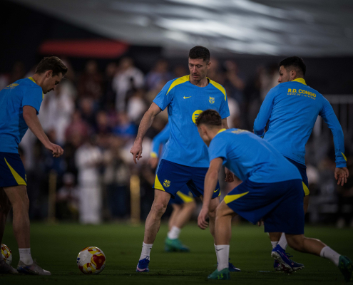 label.aria.barcelonabadge Última sesión previa a la final de la Supercopa La plantilla de Hansi Flick se ejercita en la Ciudad Deportiva Rey Abdullah, sede del partido del domingo contra el Real Madrid Primer Equipo label.aria.clock Hace 1 hora