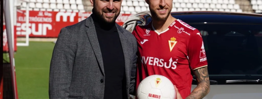 Víctor Narro, presentado como nuevo jugador del Real Murcia
