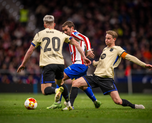 label.aria.barcelonabadge Atlético 4-0 Barça: Gran revés Cuatro goles encajados en una primera parte para olvidar dejan una montaña por escalar en el partido de vuelta en Spotify Camp Nou Primer equipo label.aria.clock Hace 40 Mins