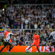 label.aria.barcelonabadge El Barça se enfrentará al Newcastle en la Champions League El equipo de Hansi Flick afrontará el partido de ida el 10/11 de marzo y el partido de vuelta en Spotify Camp Nou el 17/18 de marzo Primer equipo label.aria.clock Hace 25 min