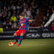 label.aria.barcelonabadge Eric García alcanza los 150 El defensa catalán ha acumulado una tonelada y media de partidos con la camiseta del FC Barcelona en un momento en el que su forma ha alcanzado su punto máximo Primer Equipo label.aria.clock Hace 1 hora