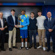 FC. Barcelona: label.aria.barcelonabadge Lamine Yamal recibe el premio Aldo Rovira label.aria.barcelonabadge Lamine Yamal recibe el premio Aldo Rovira para la temporada 2024/25 El jurado elige al delantero blaugrana como mejor jugador de la pasada temporada Primer Equipo label.aria.clock Hace 1 hora