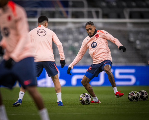 label.aria.barcelonabadge Entrenamiento en St. James' Park Antes de la sesión se guardó un minuto de silencio en memoria de Carles Miñarro, el médico del club que falleció inesperadamente hace poco más de un año Primer Equipo label.aria.clock Hace 41 Mins