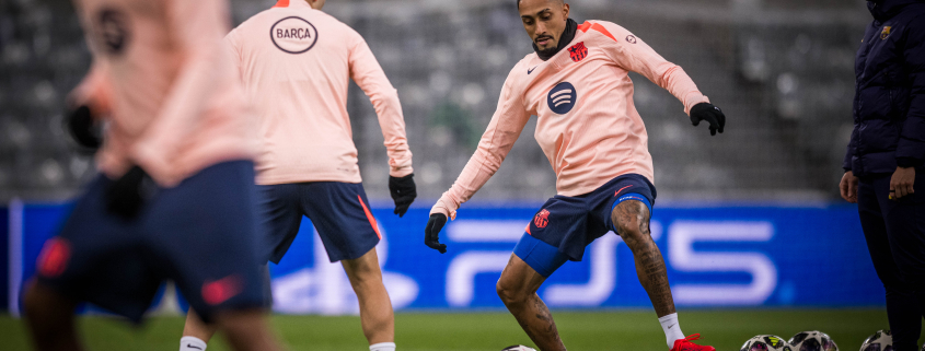 label.aria.barcelonabadge Entrenamiento en St. James' Park Antes de la sesión se guardó un minuto de silencio en memoria de Carles Miñarro, el médico del club que falleció inesperadamente hace poco más de un año Primer Equipo label.aria.clock Hace 41 Mins