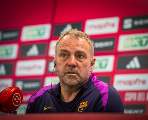 label.aria.barcelonabadge Flick: 'Todo es posible' El técnico del FC Barcelona acepta la dificultad de la tarea del martes, pero insiste en que no se han perdido todas las esperanzas. De ninguna manera Primer Equipo label.aria.clock Hace 1 hora
