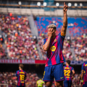 label.aria.barcelonabadge Líderes también desde los córners Los blauganes han marcado más goles, 11 en total, que cualquier otro equipo de La Liga, lo que demuestra el peligro que supone el equipo de Hansi Flick a balón parado Primer equipo label.aria.clock Hace 1 hora