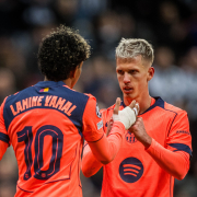 label.aria.barcelonabadge Newcastle - Barça 1-1: respiro tardío Una defensa de calidad y un penalti en el tiempo de descuento empatan en un encuentro difícil en el partido de ida de octavos de final de la Liga de Campeones Primer equipo label.aria.clock hace 3 horas