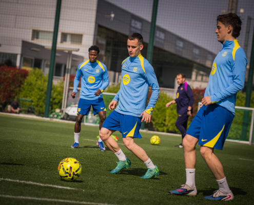 label.aria.barcelonabadge Primera sesión de la semana Con la competición oficial suspendida por los partidos internacionales, los jugadores disponibles del primer equipo siguieron un plan de entrenamiento personalizado en la Ciutat Esportiva Joan Gamper Primer Equipo label.aria.clock Hace 43 Mins