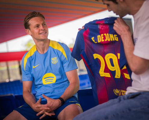 Escudo del FC Barcelona De Jong 'disfrutando cada día como jugador del Barça' El día después de convertirse en el jugador holandés con más partidos en la historia del club, el centrocampista responde a las preguntas de los aficionados en el canal de Youtube Primer Equipo Fecha de publicación Hace 1 hora