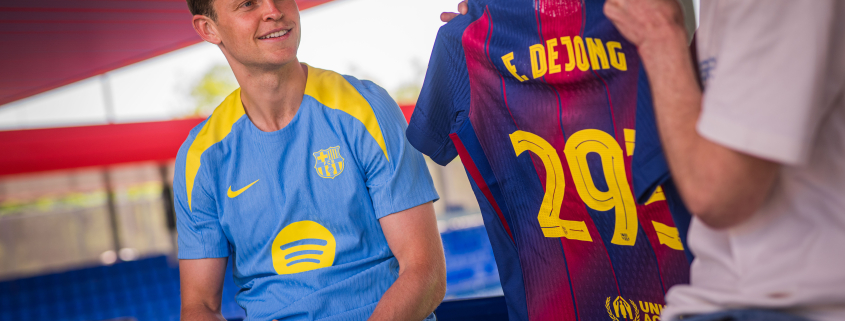 Escudo del FC Barcelona De Jong 'disfrutando cada día como jugador del Barça' El día después de convertirse en el jugador holandés con más partidos en la historia del club, el centrocampista responde a las preguntas de los aficionados en el canal de Youtube Primer Equipo Fecha de publicación Hace 1 hora