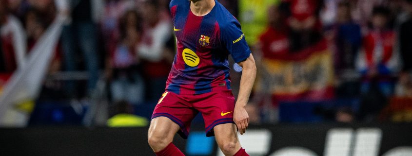 Escudo del FC Barcelona De Jong es el holandés con más partidos en el Barça El centrocampista blaugrana disputará su partido número 292 con el conjunto blaugrana ante el Atlético de Madrid en el primer equipo de la Champions League Publicado hace 54 Minutos