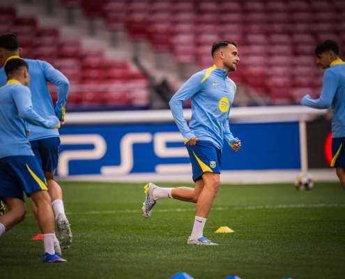 Escudo del FC Barcelona Entrenamiento en el Metropolitano Entrenamiento del lunes por la noche en el mismo campo donde los jugadores buscarán hacer historia en la Champions el martes Primer Equipo Noticia publicada hace 1 hora