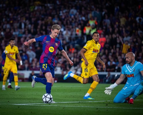 Escudo del FC Barcelona Frenkie de Jong vuelve tras 48 días de baja El centrocampista holandés entró en la segunda parte de la victoria ante el Espanyol en su primer partido desde febrero tras recuperarse de una lesión Primer Equipo Noticias publicadas hace 44 Minutos