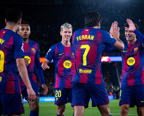 Escudo del FC Barcelona LaLiga se decidirá fuera de casa Cuatro de los seis partidos que le quedan al FC Barcelona se jugarán fuera de casa Primer Equipo Fecha publicada hace 23 horas