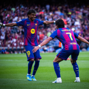 Escudo del FC Barcelona Lamine Yamal: Centenario récord Con sólo 18 años y 272 días, la estrella del FC Barcelona ya acumula 100 partidos ligueros Primer Equipo Publicado noticia hace 11 Min