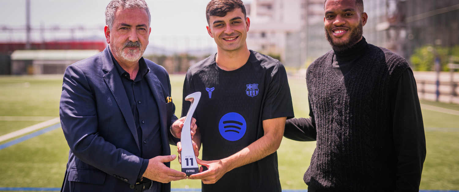 Escudo del FC Barcelona Pedri recibe el premio FIFPro WORLD XI El canario ha recibido el trofeo que le reconoce como uno de los mejores jugadores del mundo de la pasada temporada Primer Equipo Fecha de publicación Hace 1 hora