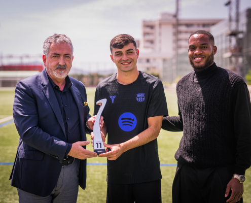 Escudo del FC Barcelona Pedri recibe el premio FIFPro WORLD XI El canario ha recibido el trofeo que le reconoce como uno de los mejores jugadores del mundo de la pasada temporada Primer Equipo Fecha de publicación Hace 1 hora