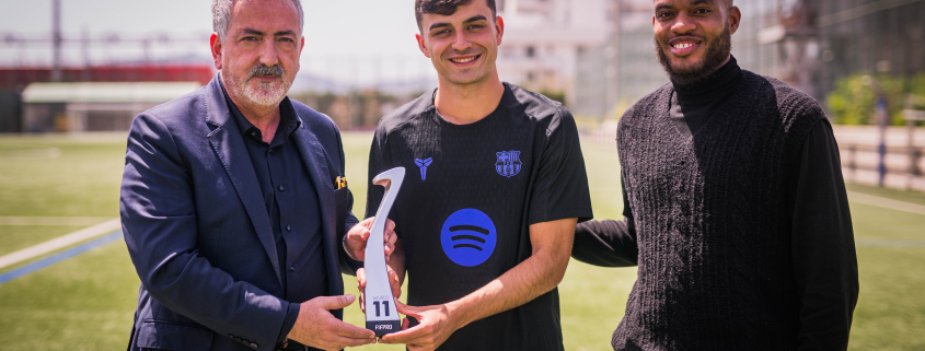 Escudo del FC Barcelona Pedri recibe el premio FIFPro WORLD XI El canario ha recibido el trofeo que le reconoce como uno de los mejores jugadores del mundo de la pasada temporada Primer Equipo Fecha de publicación Hace 1 hora