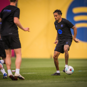 Escudo del FC Barcelona Raphinha, Bernal y Christensen realizan parte de la sesión con la plantilla Tras tres días de descanso en los entrenamientos, el equipo de Hansi Flick empieza a preparar la visita del sábado al primer equipo de Osasuna Fecha de publicación Hace 29 minutos