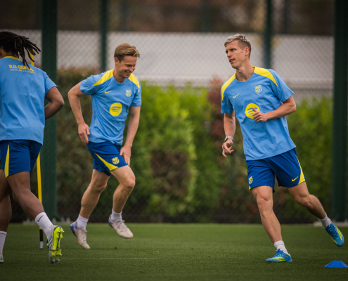 Escudo del FC Barcelona Recuperación tras el derbi Menos carga de trabajo para el once inicial, mientras el resto de la plantilla se ejercita en el césped de Tito Vilanova Primer Equipo Novedad publicada hace 1 hora